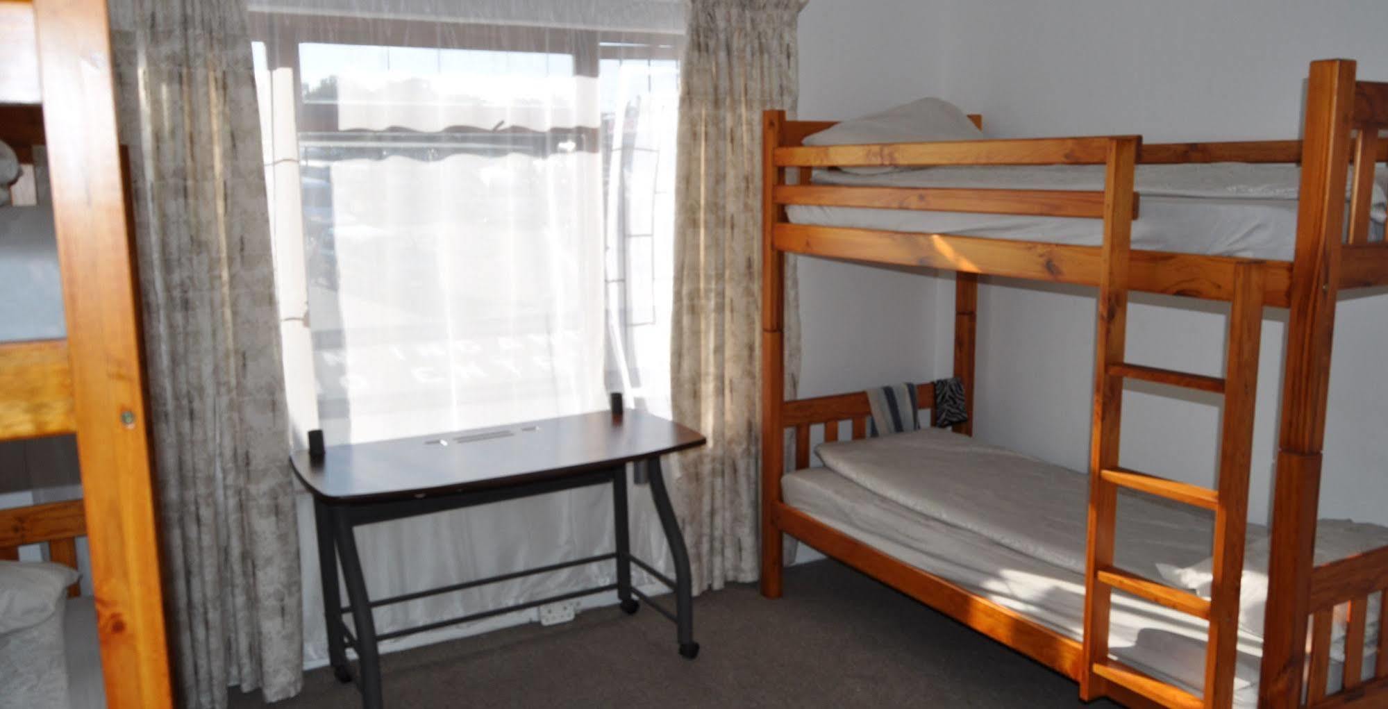 Backpacker Apartments Плеттенберг-Бей Экстерьер фото