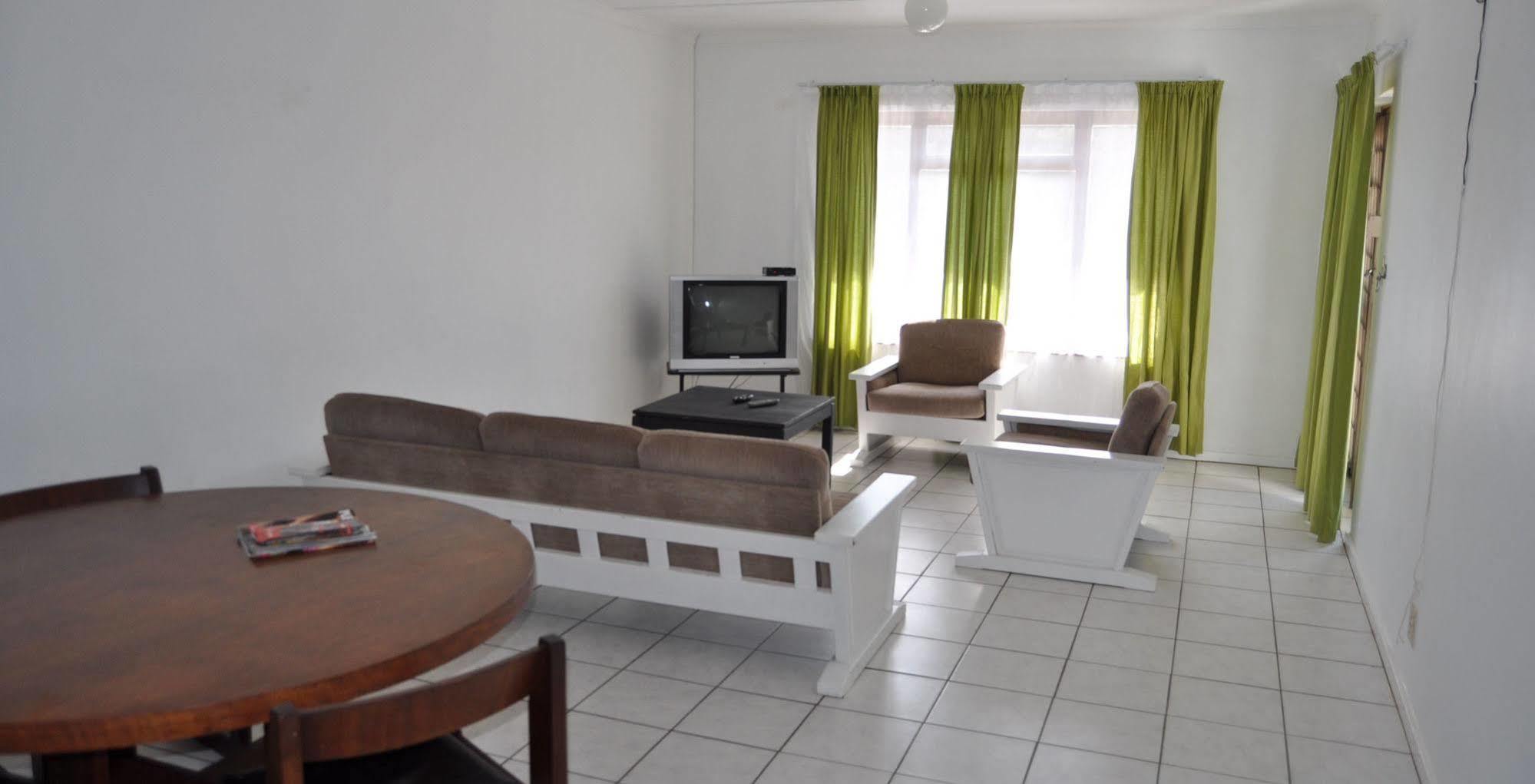 Backpacker Apartments Плеттенберг-Бей Экстерьер фото